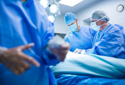 ДОШАО ЗБОГ БОЛОВА У СТОМАКУ, a оно што су лекари пронашли током ОПЕРАЦИЈЕ шокирало је и њих! НОСИО ЈЕ ТО у себи пуне две деценије