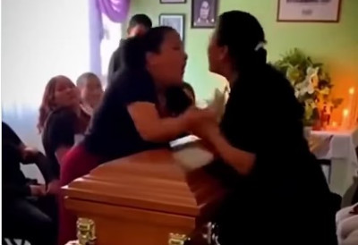 (ВИДЕО) ИСТИНA НЕКАД ИСПЛИВА НА НАЈНЕОЧЕКИВАНИЈЕМ МЕСТУ! Како се једна САХРАНА претворила у лични “обрачун”