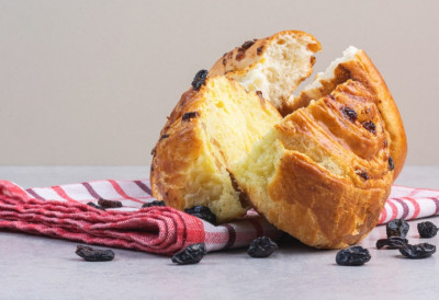 НЕВЕРОВАТНО УКУСНЕ И МИРИСНЕ – ЕНГЛЕЗИ НЕ МОГУ ДА ЗАМИСЛЕ УСКРС БЕЗ ЊИХ Испробајте традиционалне земичке са сувим грожђем