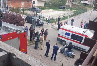 Жена у критичном стању! ПАЛА С 4. СПРАТА НА БАЛКОН НА ПРВОМ Драма у Новом Пазару: Констатовани преломи обе ноге и ПОВРЕДЕ главе (ФОТО)