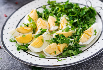 КАД ВЕЋ ИМАТЕ КУВАНА ЈАЈА, НАПРАВИТЕ САВРШЕН ОБРОК! Кремаста салата која се прави за неколико минута