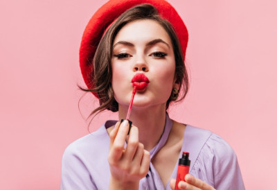 Постоји разлика! ЦРВЕНИ КАРМИН ПРЕКО ДАНА и зашто неке жене изгледају као филмске диве, а друге као да су погрешиле време и место