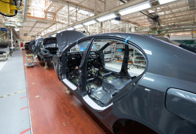 АУТО-ГИГАНТИ МЕЊАЈУ КУРС! Фабрике у Европи све више раде за војну индустрију