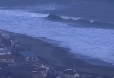 (ФОТО) ЈАПАН СЕ ОПЕТ ЉУЉА, СЕРИЈА ЗЕМЉОТРЕСА! Аутомобил улетео у дубоку рупу на асфалту