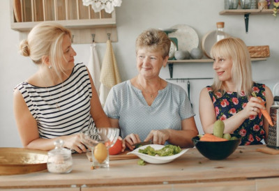 ПОСЛЕ 40. СВЕ СЕ МЕЊА, А ИСХРАНА ПОНАЈВИШЕ! Три намирнице које стручњаци називају „кључем виталности“ и требало би да буду на вашем тањиру