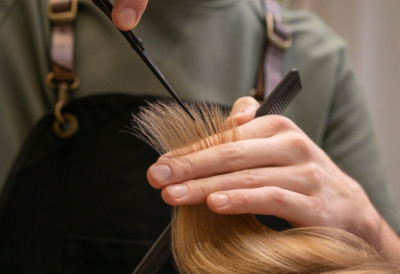 „ПРОЛАЗНИ” ПОРТРЕТИ КОЈЕ ОВА ФРИЗЕРКА СТВАРА ОД КОСЕ ОСТАВЉАЈУ БЕЗ ТЕКСТА Свет бруји о Прилепчанки чије су руке обликовале ликове Тошета, Нолета, Месија, Јокића...