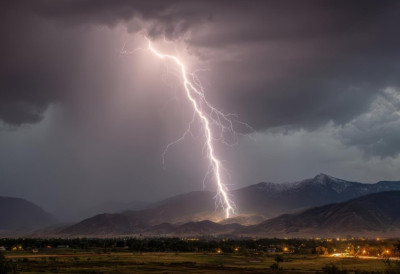 “ГРОМОВЕ И МУЊЕ НЕ МОЖЕМО КОНТРОЛИСАТИ” Физичар открива највеће грешке које сви правимо кад ГРМИ И СЕВА! Ево шта је са МОБИЛНИМ и колика је опасност