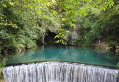 Тиркизна вода усред шуме! ОВАЈ СКРИВЕНИ БИСЕР СРБИЈЕ ОДУШЕВЉАВА ПОСЕТИОЦЕ За савршен бег од градске гужве