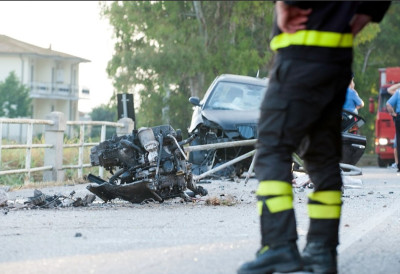 (ФОТО) Језиве сцене! У ТЕШКОЈ НЕСРЕЋИ КОД ОЏАКА СТРАДАО МУШКАРАЦ Други возач тешко повређен, саобраћај и даље у прекиду