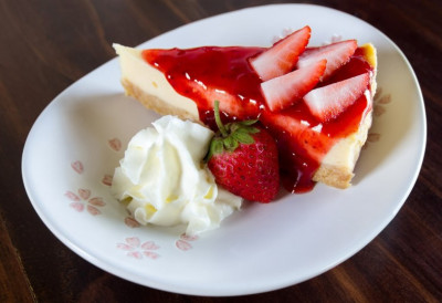 Један залогај и све је јасно! КРЕМАСТИ КОЛАЧ СА ЈАГОДАМА који се спрема брзо, а укус је савршенство