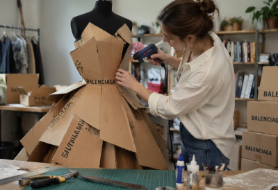 (ВИДЕО) БАЛЕНСИЈАГА ОПЕТ У ЦЕНТРУ ПАЖЊЕ Хаљина од картонских кутија завела свет!