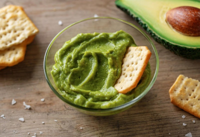 Спремите га за пет минута ИЗНЕНАДИТЕ ГОСТЕ ЈАРКОЗЕЛЕНИМ ХУМУСОМ КОЈИ ПЛЕНИ И БОЈОМ И УКУСОМ