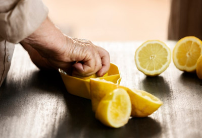 НЕМОЈТЕ БАЦАТИ КОРУ ОД ЛИМУНА! Ових 10 генијалних трикова ће вам УШТЕДЕТИ НОВАЦ и решити многе проблеме у кући