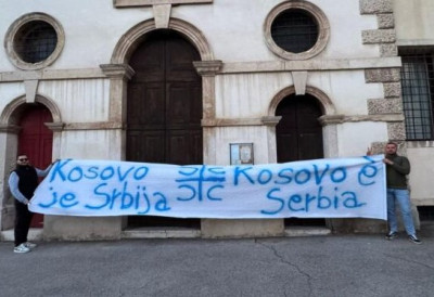 КОСОВО ЈЕ СРБИЈА испред цркве Светог апостола Луке у Вићенци! СРБИ У ИТАЛИЈИ ПОСЛАЛИ ПОРУКУ КОЈА ОДЈЕКУЈЕ: Принцип је исти за све народе