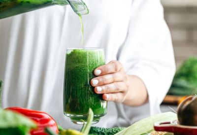 ЗА БОЉИ РАД ШТИТНЕ ЖЛЕЗДЕ направите овај ЗЕЛЕНИ СМУТИ који детоксира, смирује упале и даје енергију – по рецепт нутриционисткиње