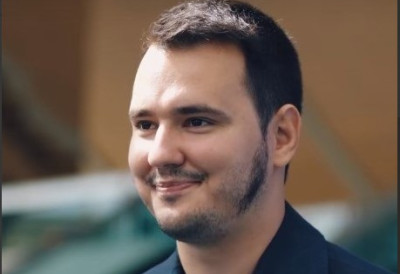 (ФОТО) „Ајмо кући мој бато...“ АЛЕКСА БАЛАШЕВИЋ ИЗВЕО СУПРУГУ И СИНА ИЗ ПОРОДИЛИШТА, а сестра Вера само гледа у брата