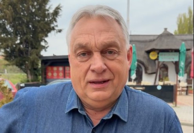 (ВИДЕО) Снимак који је изазвао буру! ВИКТОР ОРБАН ВОЗИО И ПЕВАО, па направио потез који је завршио у полицији