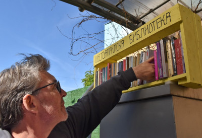 У знак СЕЋАЊА НА ЧУВЕНОГ НОВОСАДСКОГ КЊИЖАРА Радмила Мулића ШЕСТОАПРИЛСКА БИБЛИОТЕКА ОВЕ ГОДИНЕ ОБОЈЕНА У ЖУТО У свакој књизи и позив за помоћ нашој Бранчи!