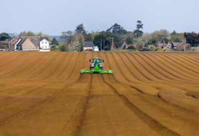 ПРОЛЕЋНА СЕТВА ПОЧИЊЕ, А РАТАРИ У ДИЛЕМИ! Стручњаци откривају шта може да ПОКВАРИ РОД, а страхује се и од проблема са ђубривом