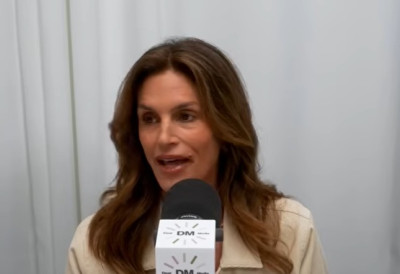 СИНДИ КРАФОРД (60) ОВАКО ДАНАС ИЗГЛЕДА У КУПАЋЕМ Манекенска икона деведесетих без пластике, за њу је млеко еликсир лепоте