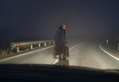 (ВИДЕО) ПОЈАВИЛА СЕ НИОТКУДА, ПА МАХАЛА КАО У ТРАНСУ Мистериозна старица на ауто-путу, у мрклом мраку, престравила возаче АКО ЈЕ ВИДИТЕ, ЈАВИТЕ НАДЛЕЖНИМА!