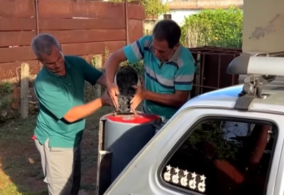 Када нема горива – има домишљатости МЕХАНИЧАР (56) ПРЕПРАВИО ПЕГЛИЦУ ДА ИДЕ НА ЋУМУР УМЕСТО НА БЕНЗИН