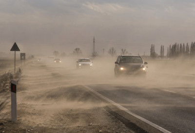 (ВИДЕО) СНАЖАН ВЕТАР НА СЕВЕРУ ВОЈВОДИНЕ ДИГАО ОБЛАКЕ ПРАШИНЕ – ПУТЕВИ КАО У ПУСТИЊИ! Не седајте за волан ако не морате!