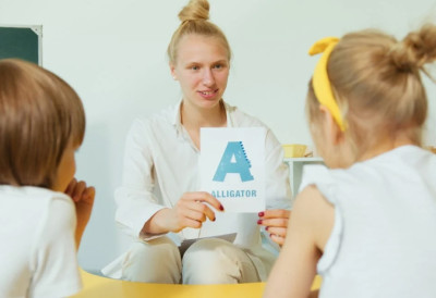 БЕБЕ ИЗЛОЖЕНЕ ЈАКОМ СМОГУ ЈОШ У СТОМАКУ ПРОГОВАРАЈУ КАСНИЈЕ Први триместар трудноће кључан за развој