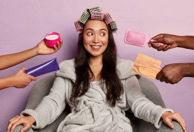 Жене масовно прелазе на „рецесијски фриз“! ОВАЈ НОВИ ТРЕНД ВАМ ШТЕДИ НОВАЦ, а резултат - изгледате као да сте управо изашли из салона