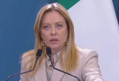 (ФОТО) СЕЛФИ МЕЛОНИЈЕВЕ ИЗАЗВАО ШОК У ЈАВНОСТИ Италију тресе СКАНДАЛ невиђених размера: Испливала фотографија ПРЕМИЈЕРКЕ С ПРИПАДНИКОМ МАФИЈЕ