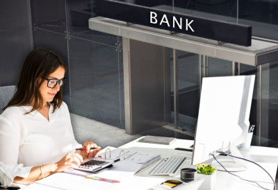 (ВИДЕО) ХОРОР ПРЕД ФИЛИЈАЛОМ: Банка тражила „лични долазак“, па добила тело покојнице испред врата!