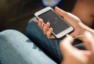 Као некада!? ТЕЛЕФОНИ ЋЕ ОПЕТ ИМАТИ БАТЕРИЈЕ КОЈЕ ЋЕМО САМИ МЕЊАТИ! Велика промена у најави