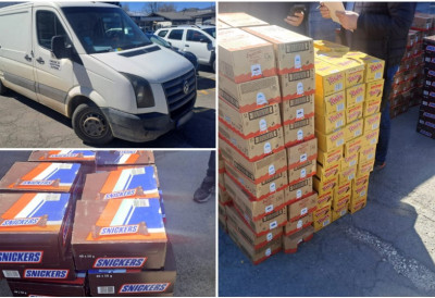 ДВОЈАЦ „ПАО“ НА ЧОКОЛАДИЦАМА Полиција у комбију пронашла скоро 35.000 СЛАТКИША ПОЗНАТИХ БРЕНДОВА