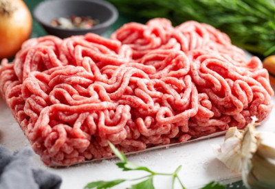 СВЕЖЕ ИЗГЛЕДА САМО НА ПРВИ ПОГЛЕД! Месари откривају шта се заиста крије у МЛЕВЕНОМ МЕСУ из продавнице