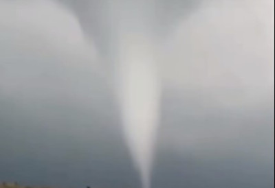 (ВИДЕО) Комшије шокиране оним што су виделе! ТОРНАДО ПРОТУТЊАО КРОЗ РУМУНИЈУ Погледајте ЈЕЗИВ снимак стравичне непогоде