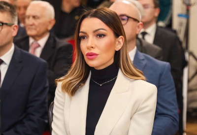 СРПСКУ ДЕЛЕГАЦИЈУ ДАНАС ОЧЕКУЈУ РАЗГОВОРИ СА 33 ТРГОВИНСКА ЛАНЦА У КИНИ Наша вина на рафовима маркета великих градова! Министарка Месаровић: С посебном пажњом ћу водити састанке