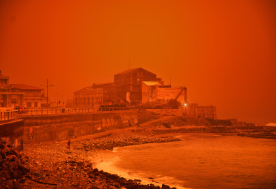 (ВИДЕО) ЦРВЕНО НЕБО И ХАОС НА ЛЕТОВАЛИШТИМА Једна од ОМИЉЕНИХ ДЕСТИНАЦИЈА Срба на удару ОПАСНЕ ПРАШИНЕ