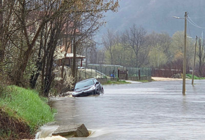 ПЛАТИЛИ ОСИГУРАЊЕ ЗБОГ ПОПЛАВА, А ОСТАЛИ БЕЗ ДИНАРА Ево које штете никада нећете наплатити