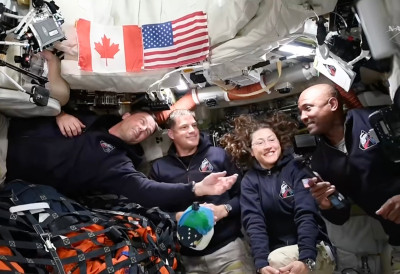 (ВИДЕО) ЖЕНЕ ОДЛЕПИЛЕ ЗА ОБНАЖЕНИМ АСТРОНАУТОМ ИЗ АРТЕМИСОВЕ ПОСАДЕ "Молим вас, нека што више вежба"