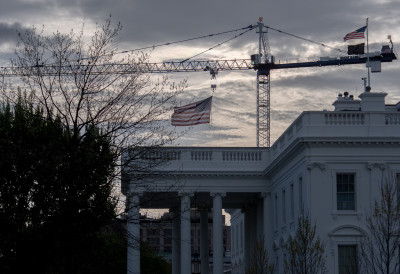 ПАНИКА У ВАШИНГТОНУ Пуцњава код Беле куће подигла Тајну службу на ноге НАПАДАЧ У БЕКСТВУ