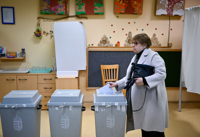 ОТВОРЕНА БИРАЛИШТА На парламентарним изборима у Мађарској право гласа има 8,1 милиона бирача ГЛАВНИ РИВАЛИ ОРБАНОВ ФИДЕС И МАЂАРОВА ТИСА