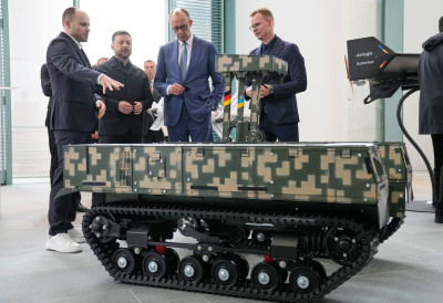 ЗЕЛЕНСКИ УВОДИ РОБОТЕ У РАТ Кијев убрзава производњу и тражи да војска добије ДЕСЕТИНЕ ХИЉАДА