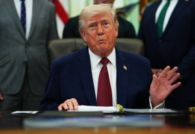 СКАНДАЛ У ВАШИНГТОНУ Контроверзни снимци о Трампу и Епстину осванули уочи догађаја који окупља политичку и медијску елиту