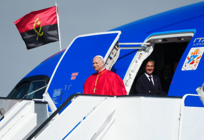 ДА ЛИ ЈЕ НА ПОМОЛУ „ПРИМИРЈЕ“ ИЗМЕЂУ ДВА НАЈПОЗНАТИЈА АМЕРИКАНЦА Папа Лав XIV неће да полемише са Трампом