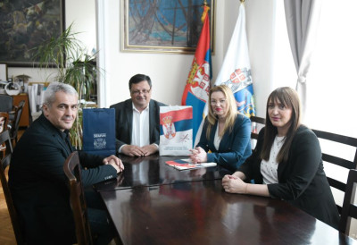 ДОБРОДОШЛА ПОМОЋ НАЈУГРОЖЕНИЈИМА У Земуну уручена 82 пакета хране за избегличке породице