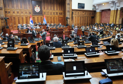 ЦЕНОВНИЦИ ЋЕ БИТИ АЖУРИРАНИ СВАКОДНЕВНО Скупштина Србије усвојила Закон о заштити потрошача у начелу