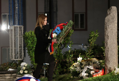 "ДОШЛИ СМО ДА СЕ ПОКЛОНИМО СЕНИМА СТРАДАЛИХ" Министарка Стаменковски рано јутрос положила венце на месту где су НАТО бомбе убиле 16 радника РТС