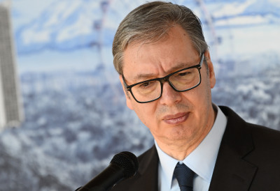 ВУЧИЋ СТИГАО НА САХРАНУ ДОДИКОВЕ МАЈКЕ У ЛАКТАШИМА Председник дошао да пружи подршку породици у најтежим тренуцима