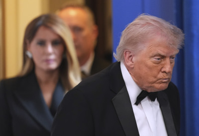 „ТО НИЈЕ ОНА“ Да ли је на балкону Беле куће поред Трампа стајала Меланија? ТЕОРЕТИЧАРИ ЗАВЕРА СВЕ ГЛАСНИЈИ: То је њена двојница!