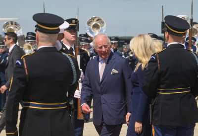 КРАЉ ЧАРЛС III У КРАЉИЦА КАМИЛА ДОПУТОВАЛИ У ВАШИНГТОН! На дочеку ПОЧАСНА ГАРДА и војни оркестар, али НЕ И ТРАМП